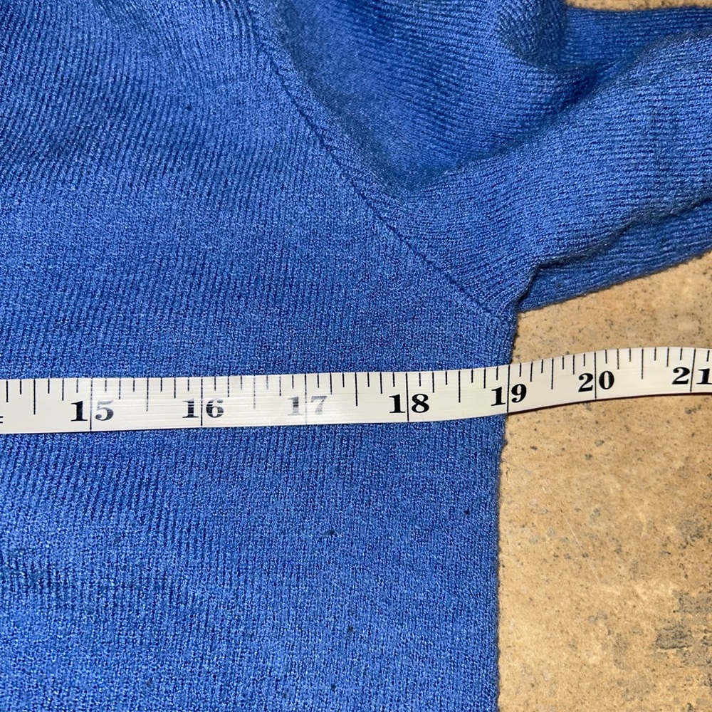 T Tahari Sweater - lightweight v-neck pullover sweater in buttercup blue - Picture 8 of 9